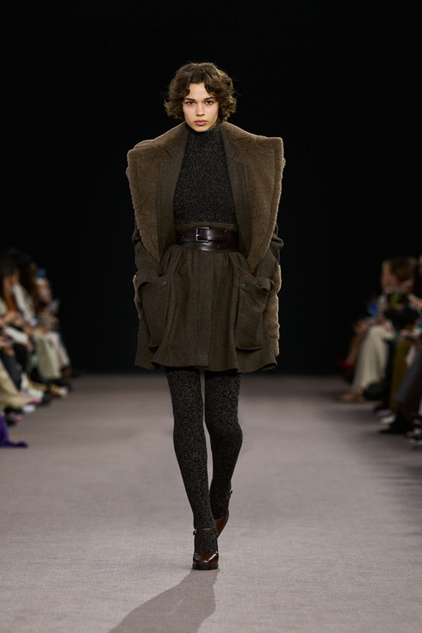 コート Max Mara FW25 Max Mara Coats (2521018011600 10806005) Untamed Heroine: Fall-Winter 2025 Fashion Show | Max Mara